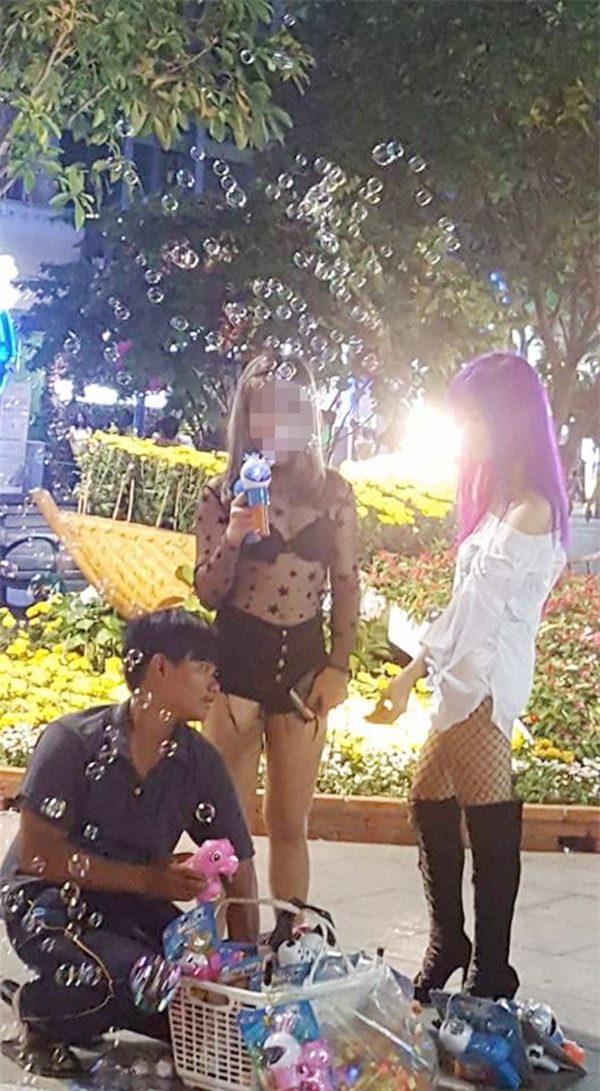 xon mat vi thieu nu quan dui tat luoi, mot khong quan den den, chua hinh anh 6