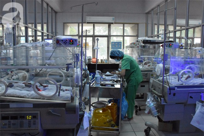 Thời khắc giao thừa của những trẻ chân chỉ bằng ngón tay người lớn, nặng dưới 1kg - Ảnh 1.