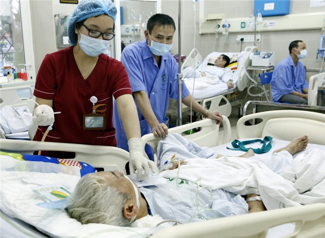 hang chuc nguoi non ra mau, nhap vien vi uong nhieu bia ruou tet hinh anh 2