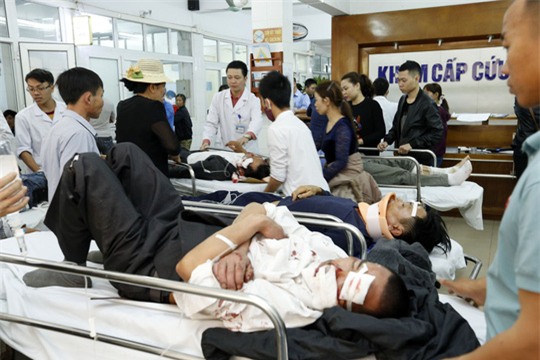 Bé trai 2 tuổi bị tàu điện trò chơi tông tử vong - Ảnh 1.
