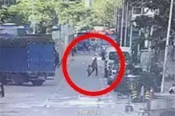 Bé trai 3 tuổi bị 1 phụ nữ bắt cóc ngay 29 Tết nhằm thế chân con trai đã chết để đi gặp người tình - Ảnh 1.