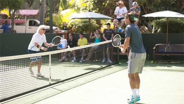 Sân tennis trên đảo là một trong những nơi rất thu hút du khách trong thời gian nghỉ ở đảo. Ảnh: Cloudinary.