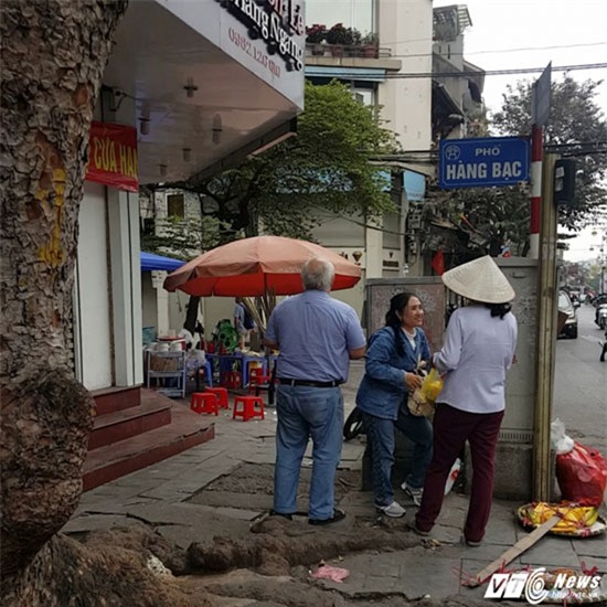 'Nữ quái' phố cổ: 'Cắt cổ' du khách 200.000 đồng cho 3 quả chuối