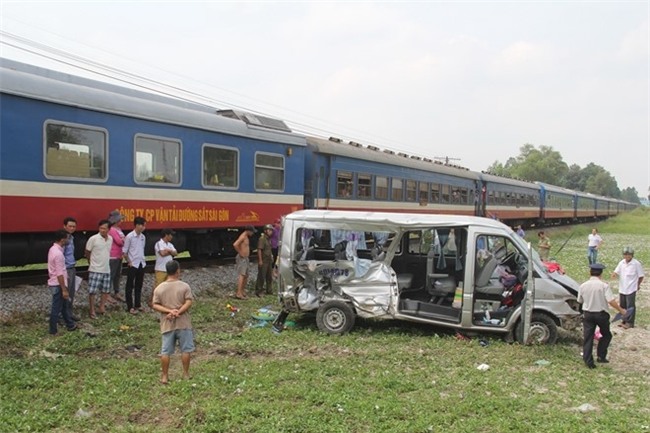 Tau hoa tong xe khach: Nhieu tre em dang nguy kich hinh anh 2