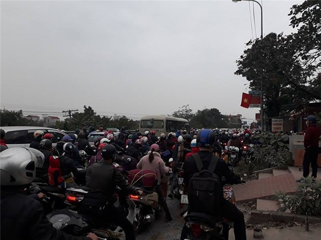 Tắc không thấy lối về Hà Nội chiều mùng 5 Tết