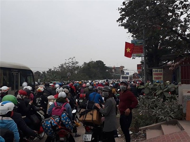 Tắc không thấy lối về Hà Nội chiều mùng 5 Tết