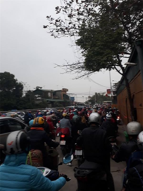 Tắc không thấy lối về Hà Nội chiều mùng 5 Tết