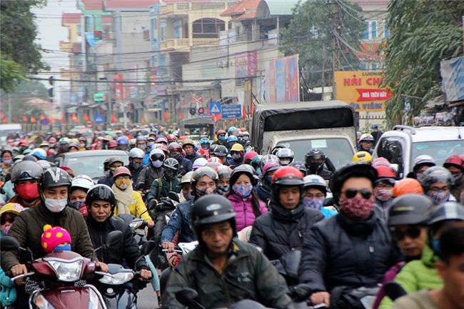 Tắc không thấy lối về Hà Nội chiều mùng 5 Tết