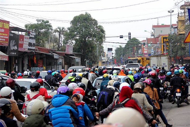 Tắc không thấy lối về Hà Nội chiều mùng 5 Tết