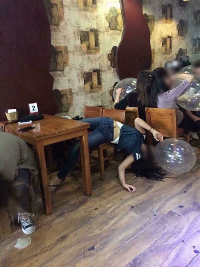 Hình ảnh cô gái trẻ phê bóng cười ngã ngửa trên ghế gây xôn xao mạng xã hội ngày mùng 4 Tết - Ảnh 1.