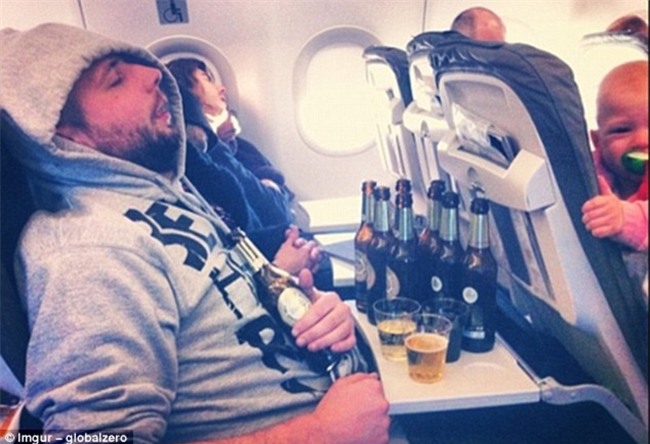 Chùm ảnh: Những hành khách khó đỡ của các hãng hàng không thế giới - Ảnh 21.