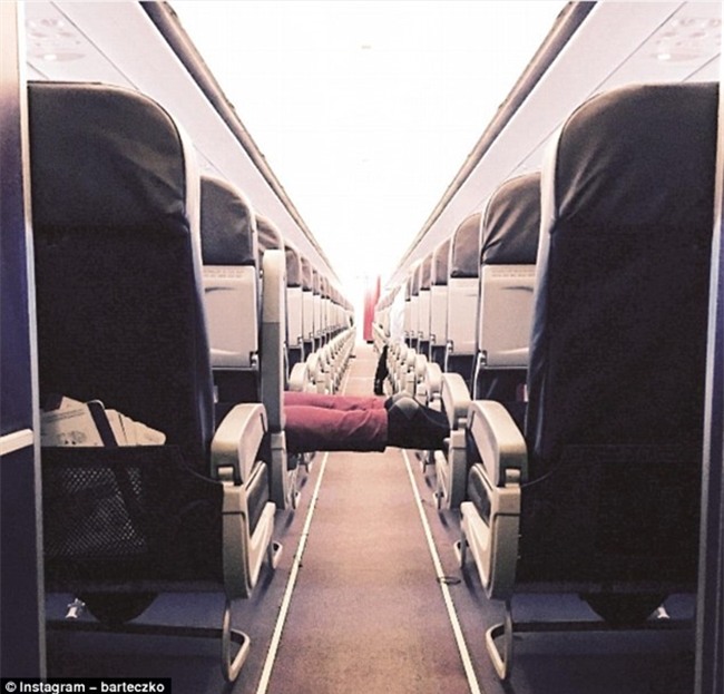 Chùm ảnh: Những hành khách khó đỡ của các hãng hàng không thế giới - Ảnh 23.