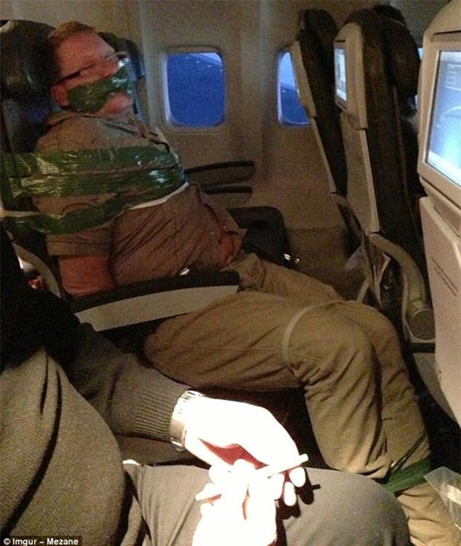 Chùm ảnh: Những hành khách khó đỡ của các hãng hàng không thế giới - Ảnh 31.