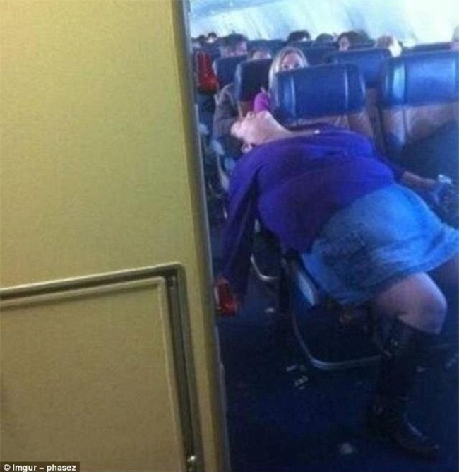 Chùm ảnh: Những hành khách khó đỡ của các hãng hàng không thế giới - Ảnh 33.