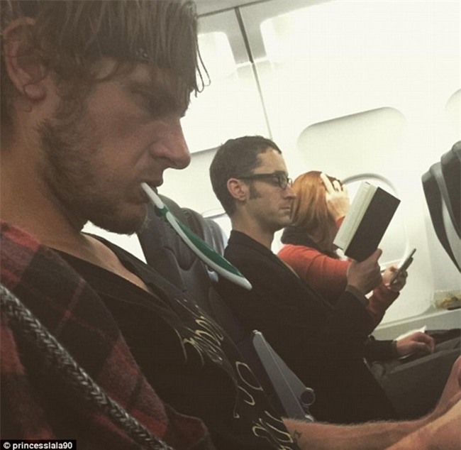 Chùm ảnh: Những hành khách khó đỡ của các hãng hàng không thế giới - Ảnh 3.