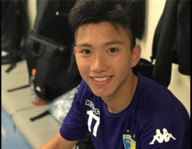 Đoàn Văn Hậu trưởng thành từ lò đào tạo CLB Hà Nội. Anh sinh năm 1999 (18 tuổi) nhưng đã sỡ hữu chiều cao 1,8 m.