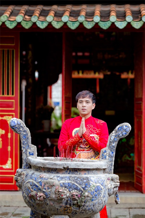 ho quang hieu "bo quen" bao anh trong nhung ngay tet de di chua cau an - 1