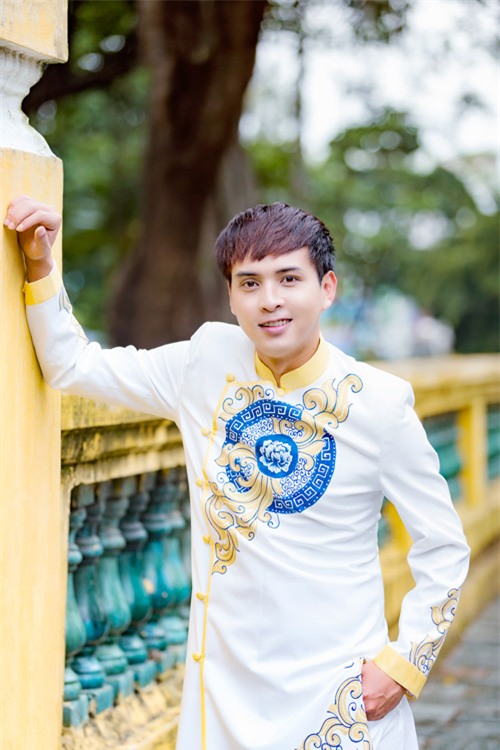 ho quang hieu "bo quen" bao anh trong nhung ngay tet de di chua cau an - 10