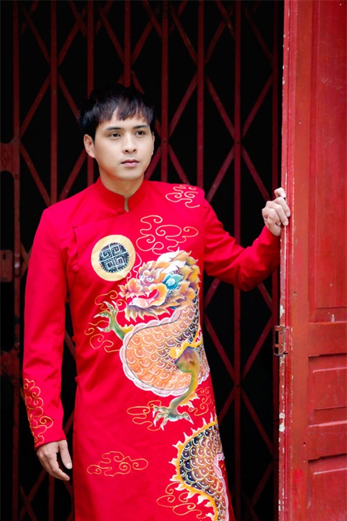 ho quang hieu "bo quen" bao anh trong nhung ngay tet de di chua cau an - 3