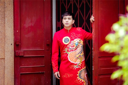 ho quang hieu "bo quen" bao anh trong nhung ngay tet de di chua cau an - 4