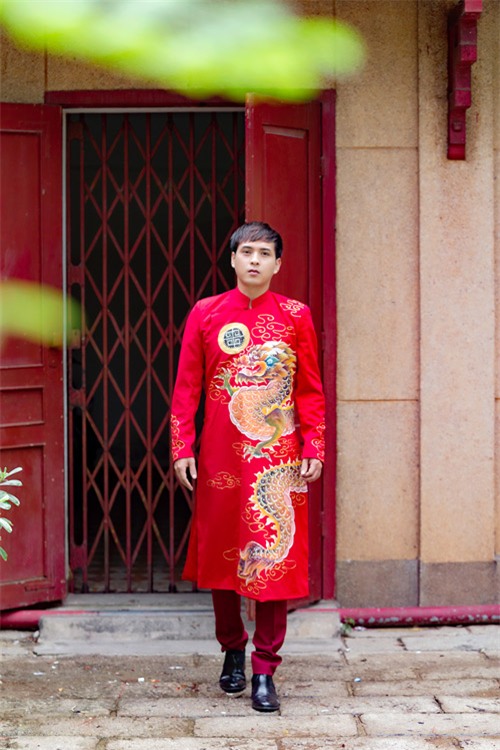 ho quang hieu "bo quen" bao anh trong nhung ngay tet de di chua cau an - 5