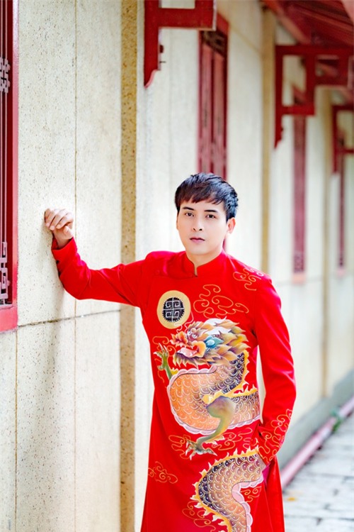 ho quang hieu "bo quen" bao anh trong nhung ngay tet de di chua cau an - 6