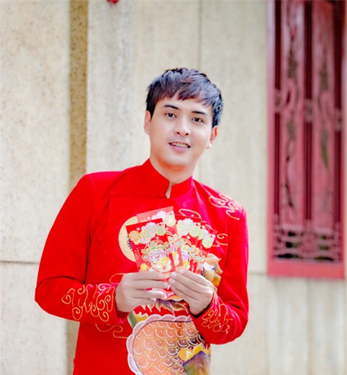 ho quang hieu "bo quen" bao anh trong nhung ngay tet de di chua cau an - 7