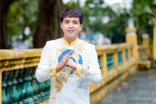 ho quang hieu "bo quen" bao anh trong nhung ngay tet de di chua cau an - 8