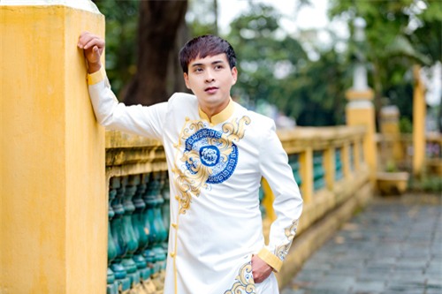 ho quang hieu "bo quen" bao anh trong nhung ngay tet de di chua cau an - 9