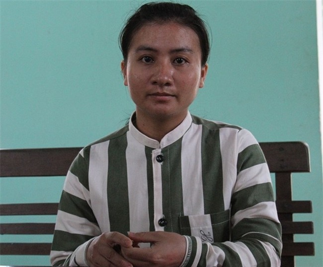 Co gai xinh dep trai long giay phut niu keo tinh cu hinh anh 1