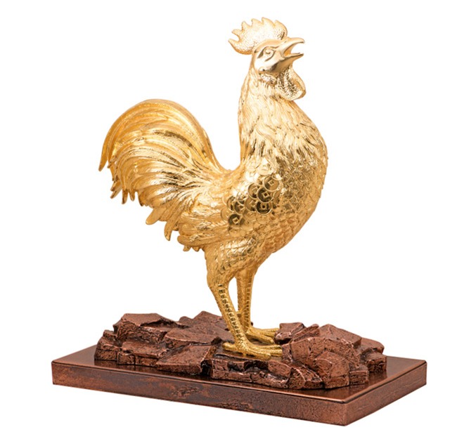 Sản phẩm gà trống vàng với đường nét mạnh mẽ và tinh xảo sẽ là “hàng hot” được săn đón trong Ngày Thần tài