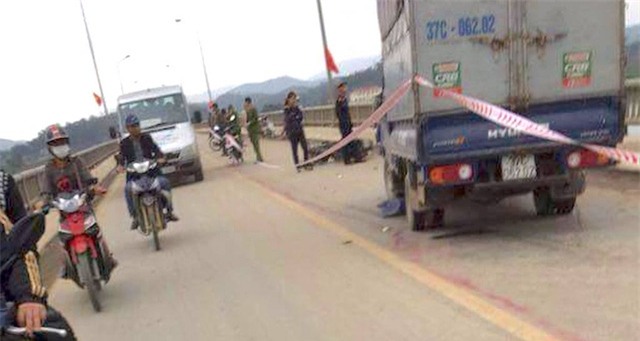 Chiếc xe tải gây tai nạn nghiêm trọng trên cầu Rộ.