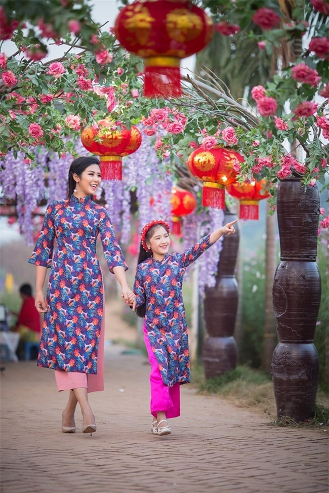Mac ao dai voi vay xoe: Cach tan hay tham hoa? hinh anh 3