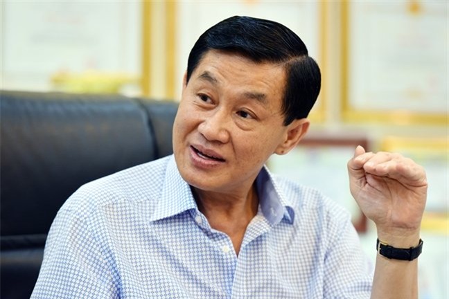 Bố chồng Hà Tăng nói chuyện xài hàng hiệu