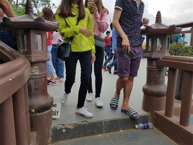 Nhung hinh anh xau xi dip Tet bi dan mang len an hinh anh 1