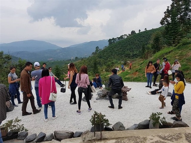 Nhung hinh anh xau xi dip Tet bi dan mang len an hinh anh 2