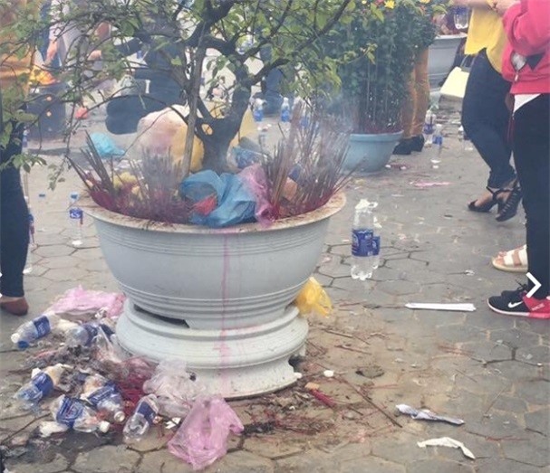 Nhung hinh anh xau xi dip Tet bi dan mang len an hinh anh 9