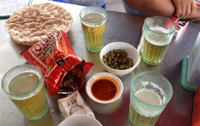 Bia rượu đang được xem là cách thể hiện tình cảm, tôn trọng của nhiều người Việt?