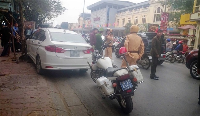 Hà Nội: Ô tô gây tai nạn liên hoàn ngày mùng 6 Tết