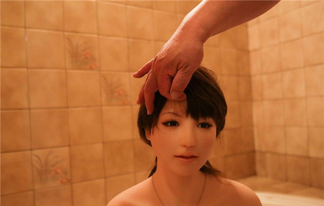 Người đàn ông Nhật sống hạnh phúc với búp bê