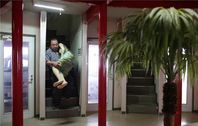 Người đàn ông Nhật sống hạnh phúc với búp bê
