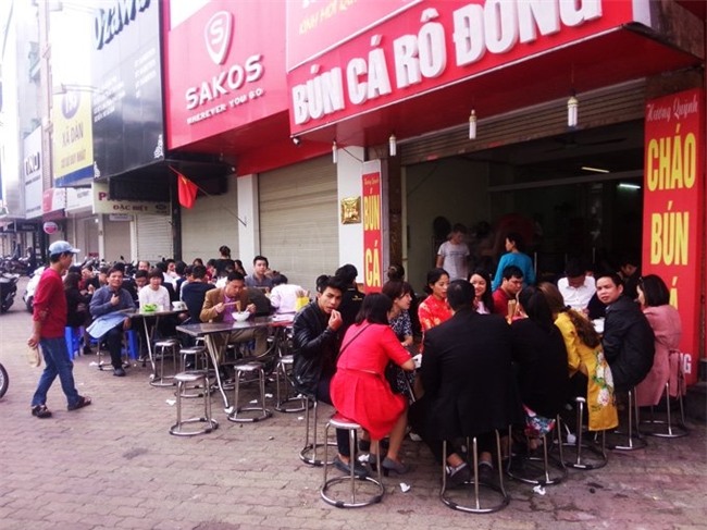 Bội thực giò thịt, dân đứng đợi 30 phút để được ăn bún cá