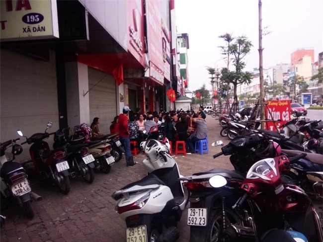 Bội thực giò thịt, dân đứng đợi 30 phút để được ăn bún cá