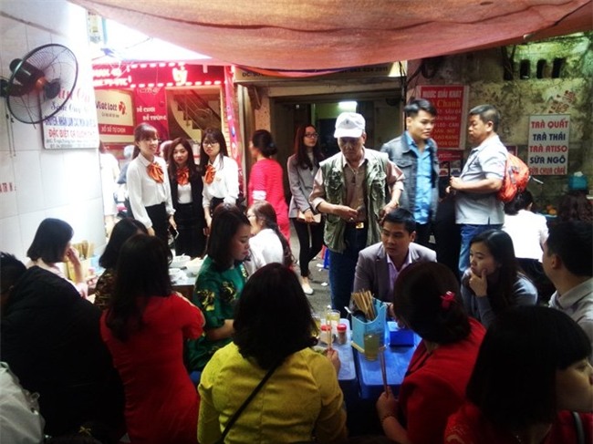 Bội thực giò thịt, dân đứng đợi 30 phút để được ăn bún cá