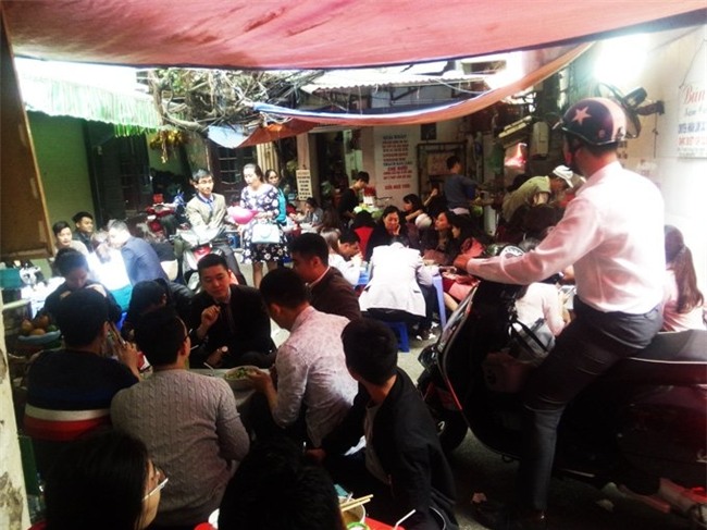 Bội thực giò thịt, dân đứng đợi 30 phút để được ăn bún cá