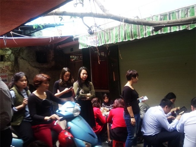 Bội thực giò thịt, dân đứng đợi 30 phút để được ăn bún cá