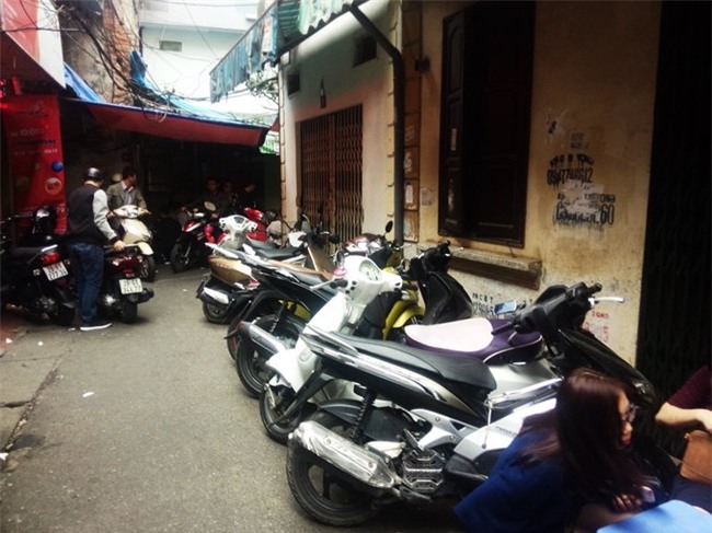 Bội thực giò thịt, dân đứng đợi 30 phút để được ăn bún cá