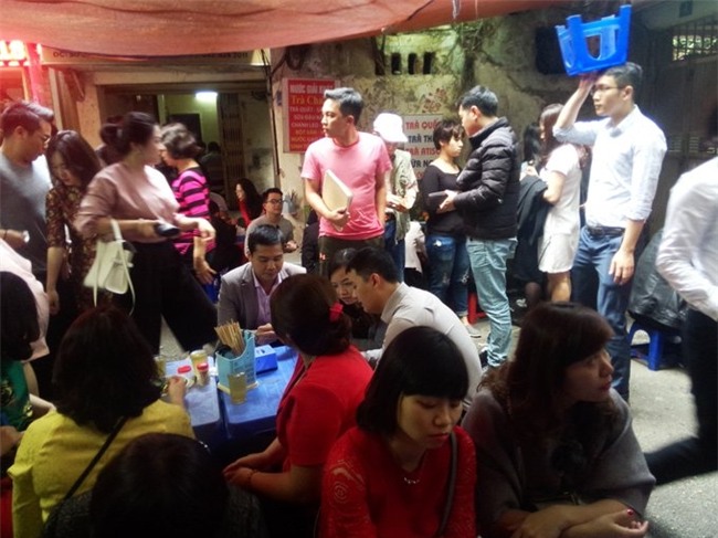 Bội thực giò thịt, dân đứng đợi 30 phút để được ăn bún cá