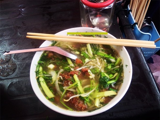 Bội thực giò thịt, dân đứng đợi 30 phút để được ăn bún cá