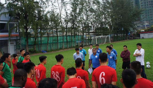 Chủ tịch CLB TPHCM Lê Công Vinh lì xì năm mới cho các cầu thủ - Ảnh 2.